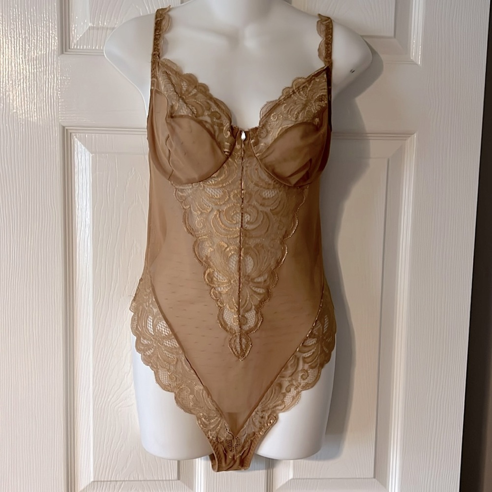 NATORI Vintage Teddy 36C Lace and Nylon Spandex. Excellent condition. Worn once